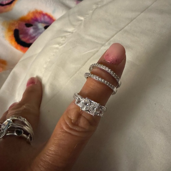 Elegant Silver and Diamond Ring - Picture 7 of 7